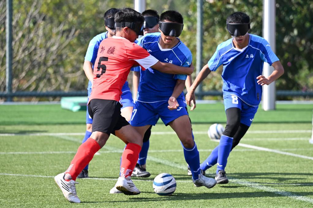 △12月8日，新疆队球员阿卜杜米吉提&middot;麦麦提（前左）在比赛中拼抢。新华社记者陈浩明摄