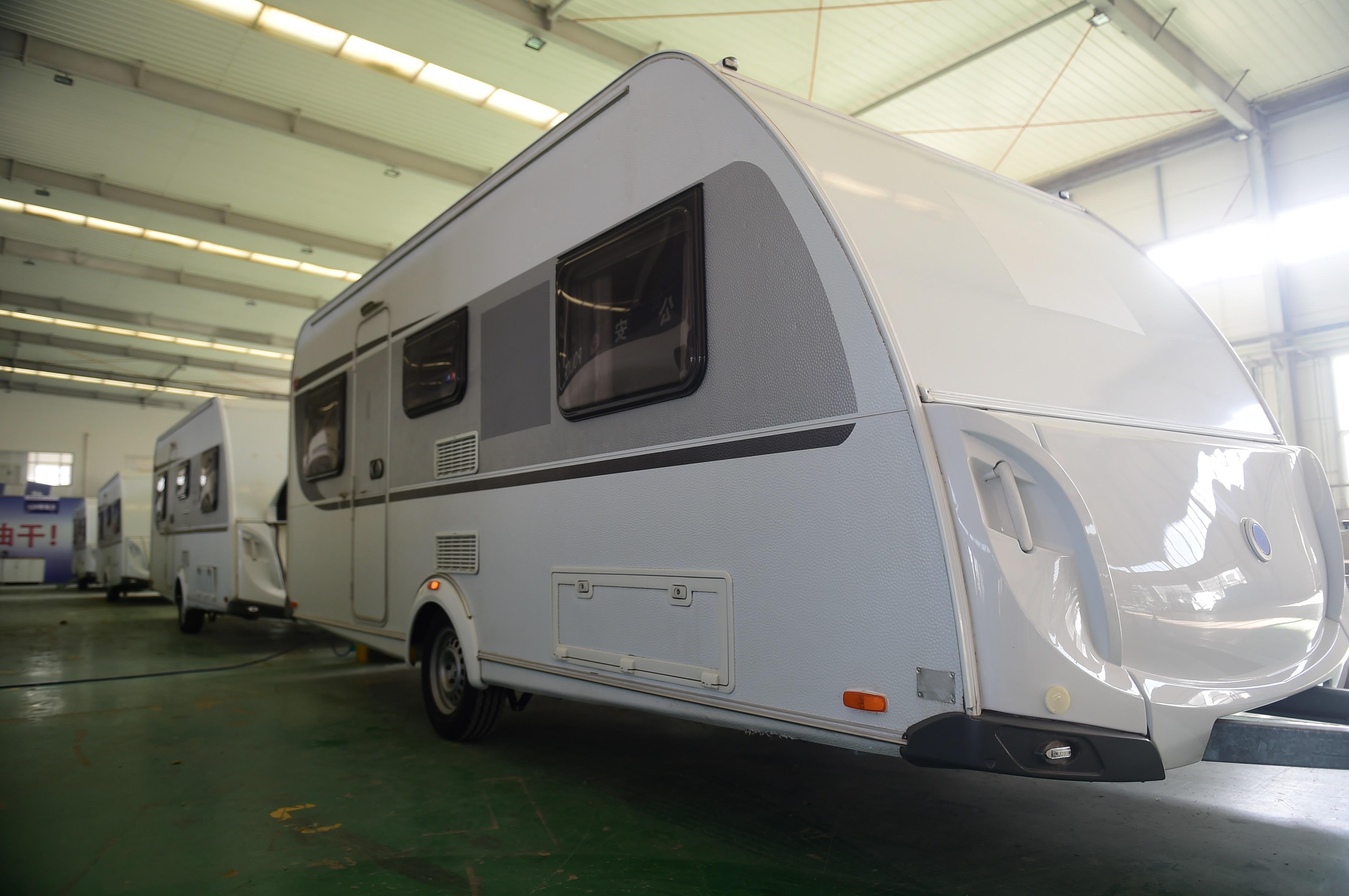 刚走下生产线的房车。