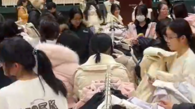 洛阳一高校连续16年为困难学子发放越冬棉衣