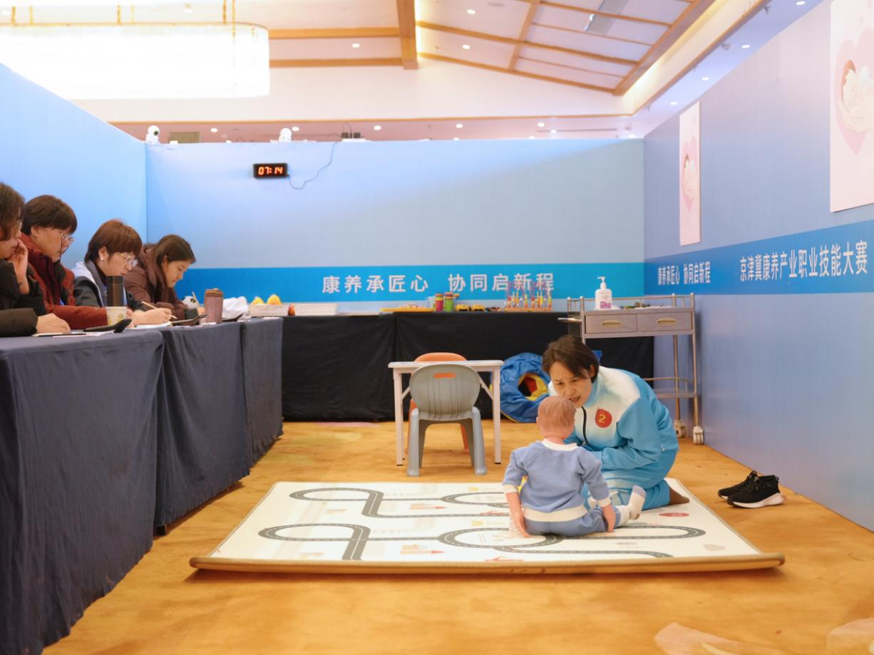 母婴护理选手在竞赛中