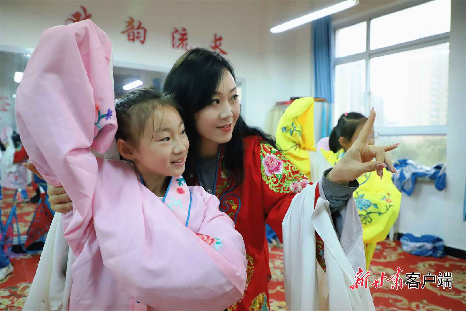 静宁县实验小学戏曲社团教师正在指导学生(本文图片均由新甘肃·甘肃日报通讯员郑芃生摄)