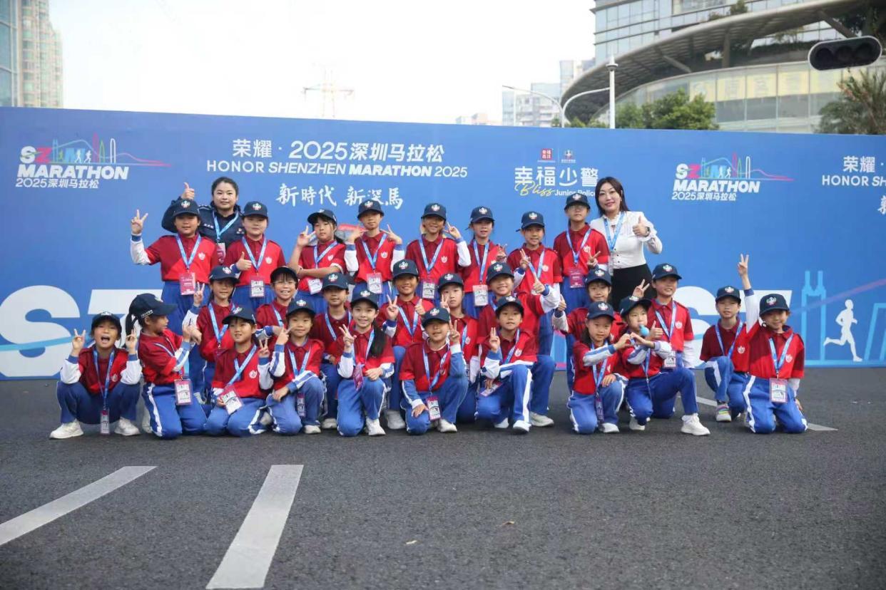 大鹏少警合影留念