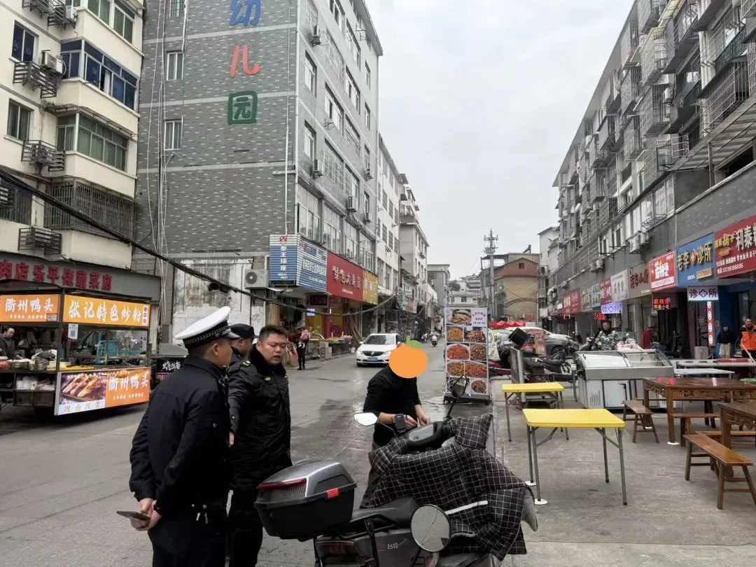 景德镇整治违停、占道经营、私占公共车位等现象 缓解群众停车难题