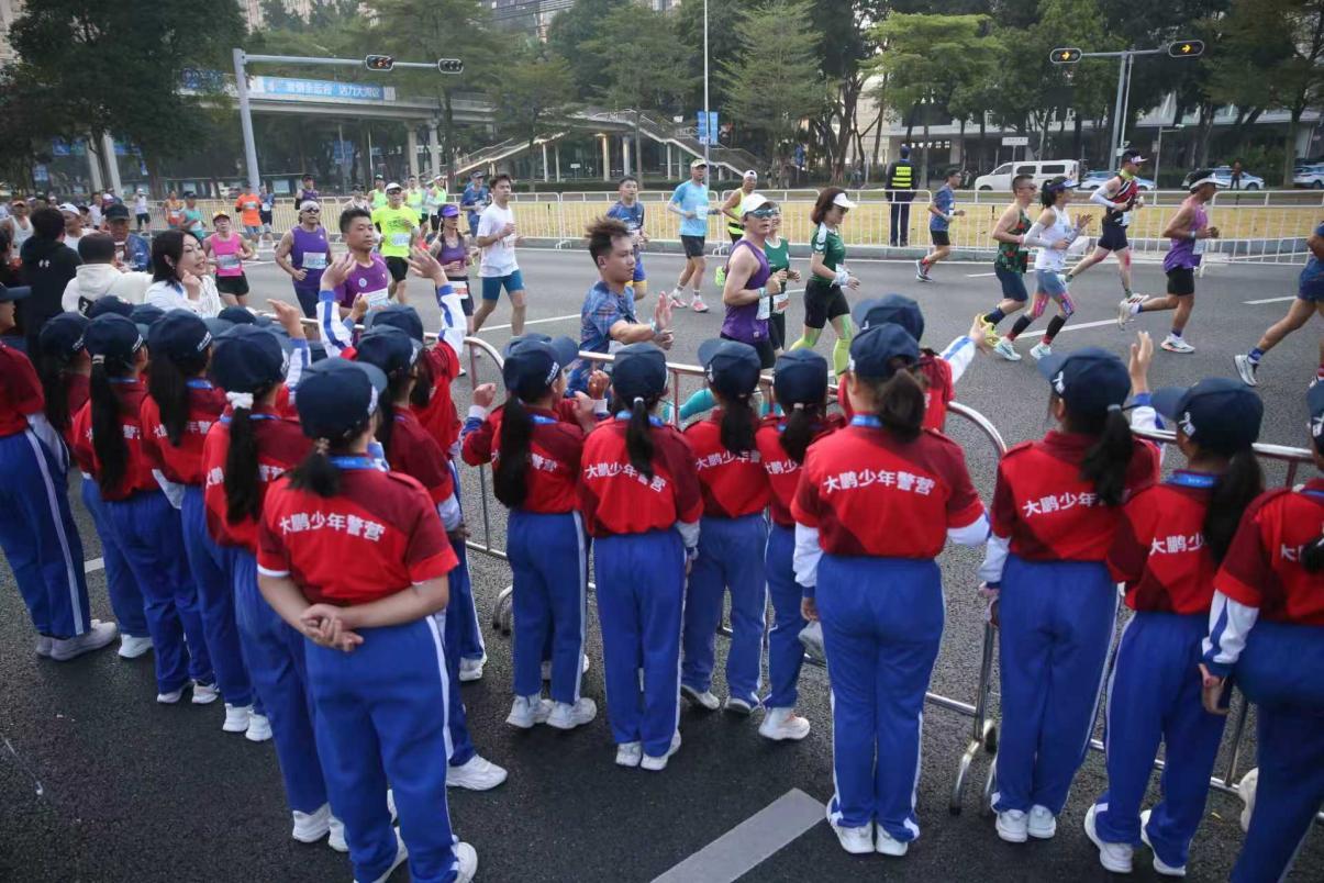 少警们为参赛选手加油助威