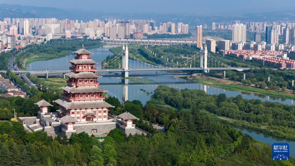 宝鸡市渭河两岸景色(无人机照片,5月28日摄)。