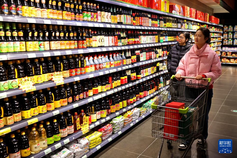 12月10日，消费者在山东省枣庄市一家超市选购商品。新华社发（孙中喆 摄）