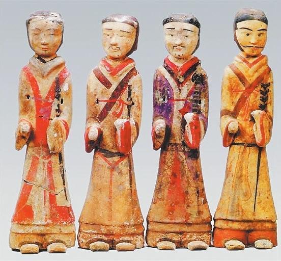 1986年徐州北洞山西汉楚王墓出土陶俑。陶俑为男性侍从形象，头戴帽（或冠）、帽带系于颌下，此类头饰与当时的帻息息相关。