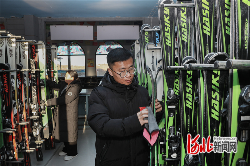 工作人员正在擦拭雪具，为开园做准备。郝少云摄