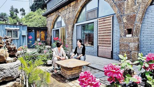 9月26日，在涉县神头乡申家庄村美丽庭院示范户王海兰（右）家中，县妇联工作人员与王海兰探讨如何更好建设美丽庭院。（本报资料片）王萌摄