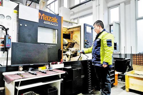 11月20日，位于联东U谷&middot;廊坊国际企业港（C区）的中液国邦传动科技有限公司，工人在车间调试设备。 本报记者王伟摄