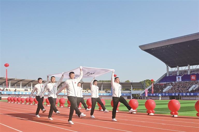 运动员代表手持会旗进场。