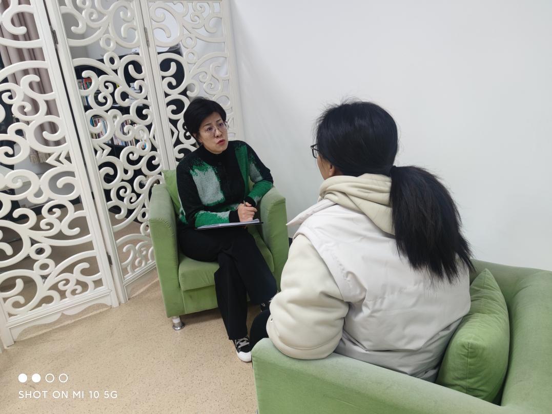 心理咨询师在为受助者家长进行心理咨询