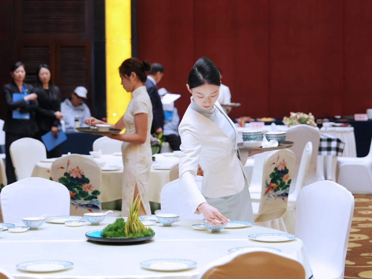 餐厅服务项目选手在竞赛中