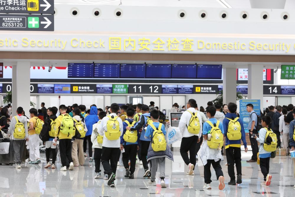 青少年研学团队准备登机，参与甘肃省民航机场集团推出的研学活动。（受访者供图）