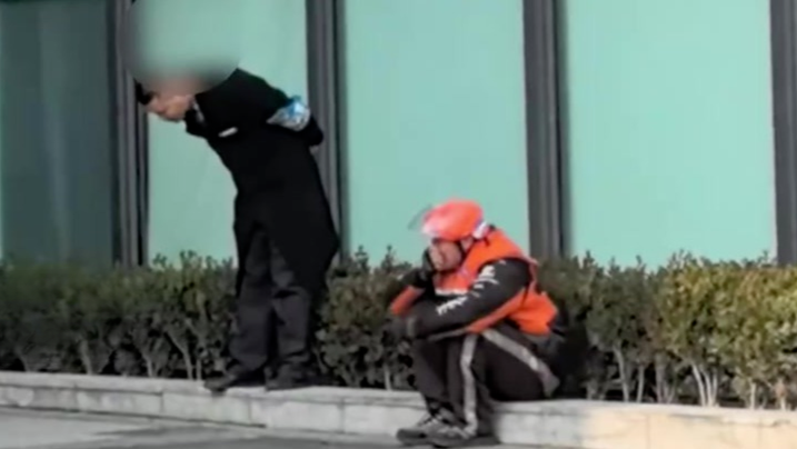 浙江一外卖小哥与保安争执后坐地痛哭，物业：因停车区域产生矛盾