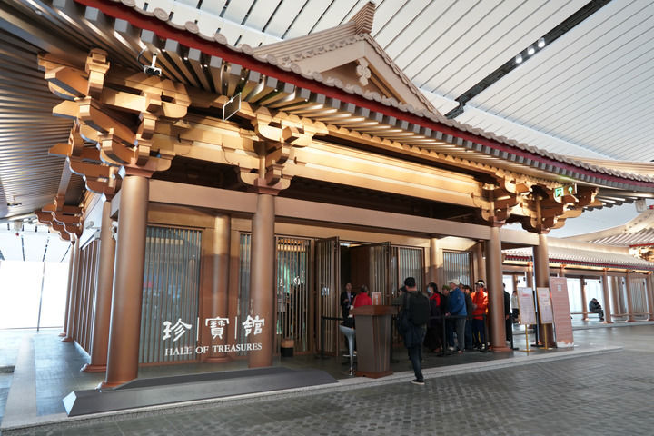 在西安咸陽國際機場T5航站樓內,游客排隊參觀西部機場博物館珍寶館(2025年2月26日攝)。新華社記者邵瑞攝