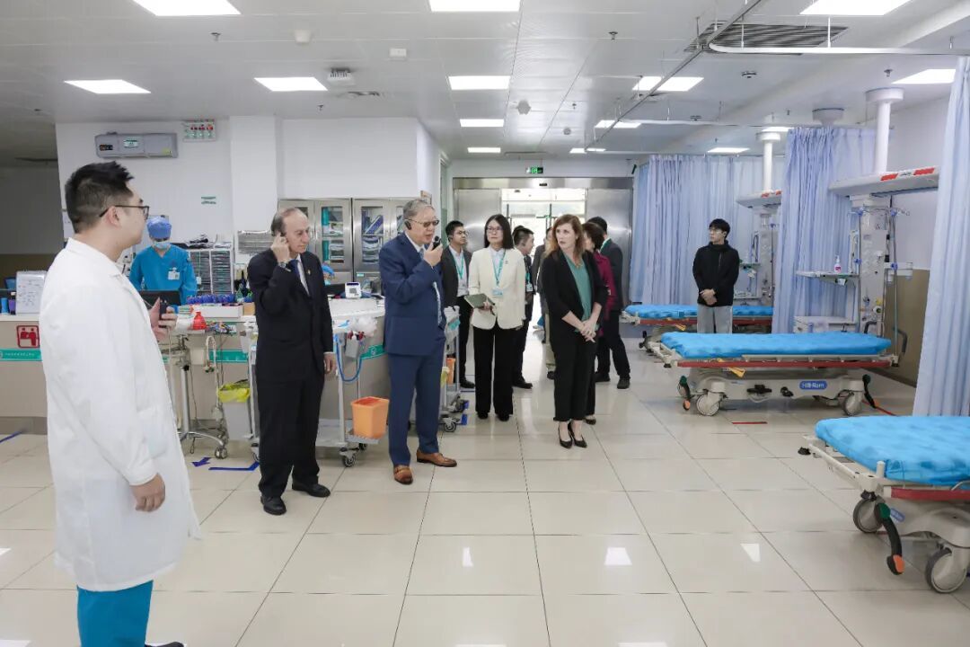 专家团队参观交流