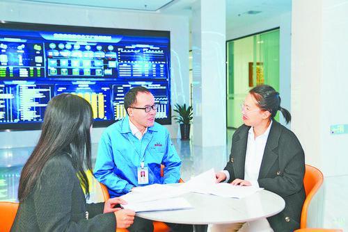 龙南市科技局启动“精准结对”机制,工作人员主动上门,为鼎泰电子提供面对面服务,助力企业发展。刘新权摄