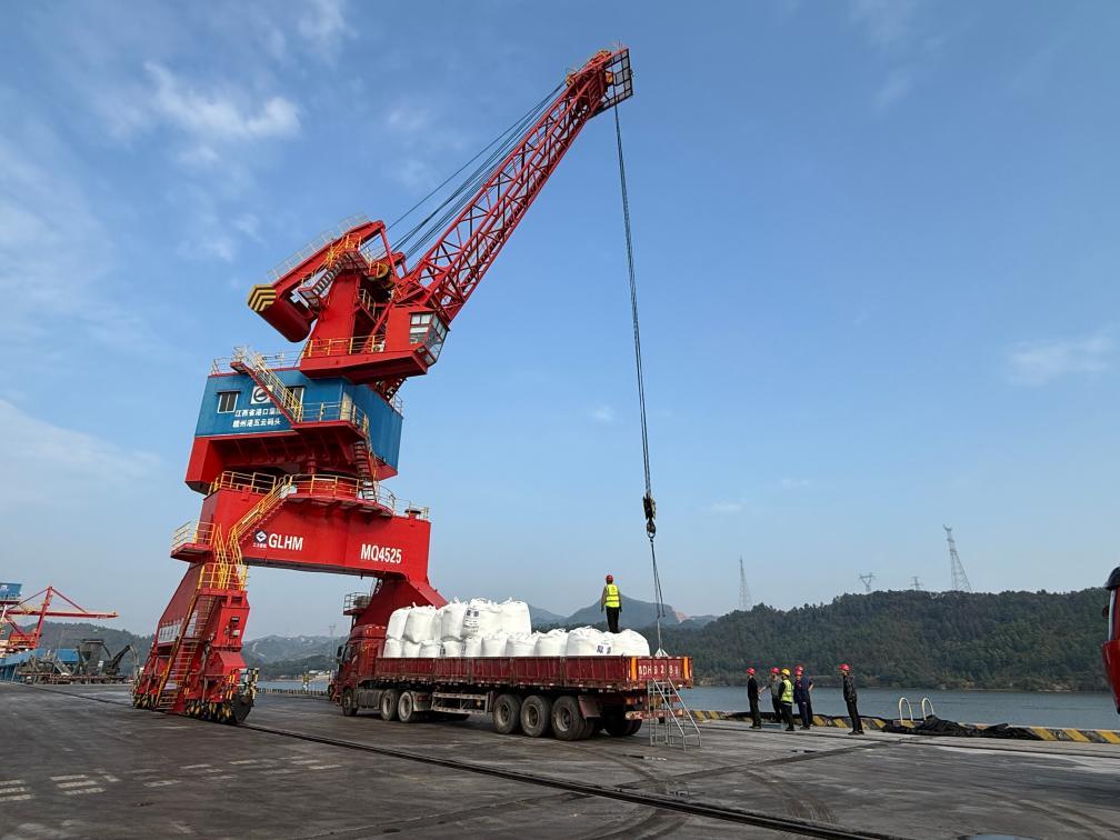 图为赣州港五云综合枢纽码头货物装卸现场。新华社记者朱雨诺 摄