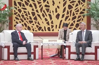 尹弘会见俄罗斯公正俄罗斯党主席米罗诺夫一行