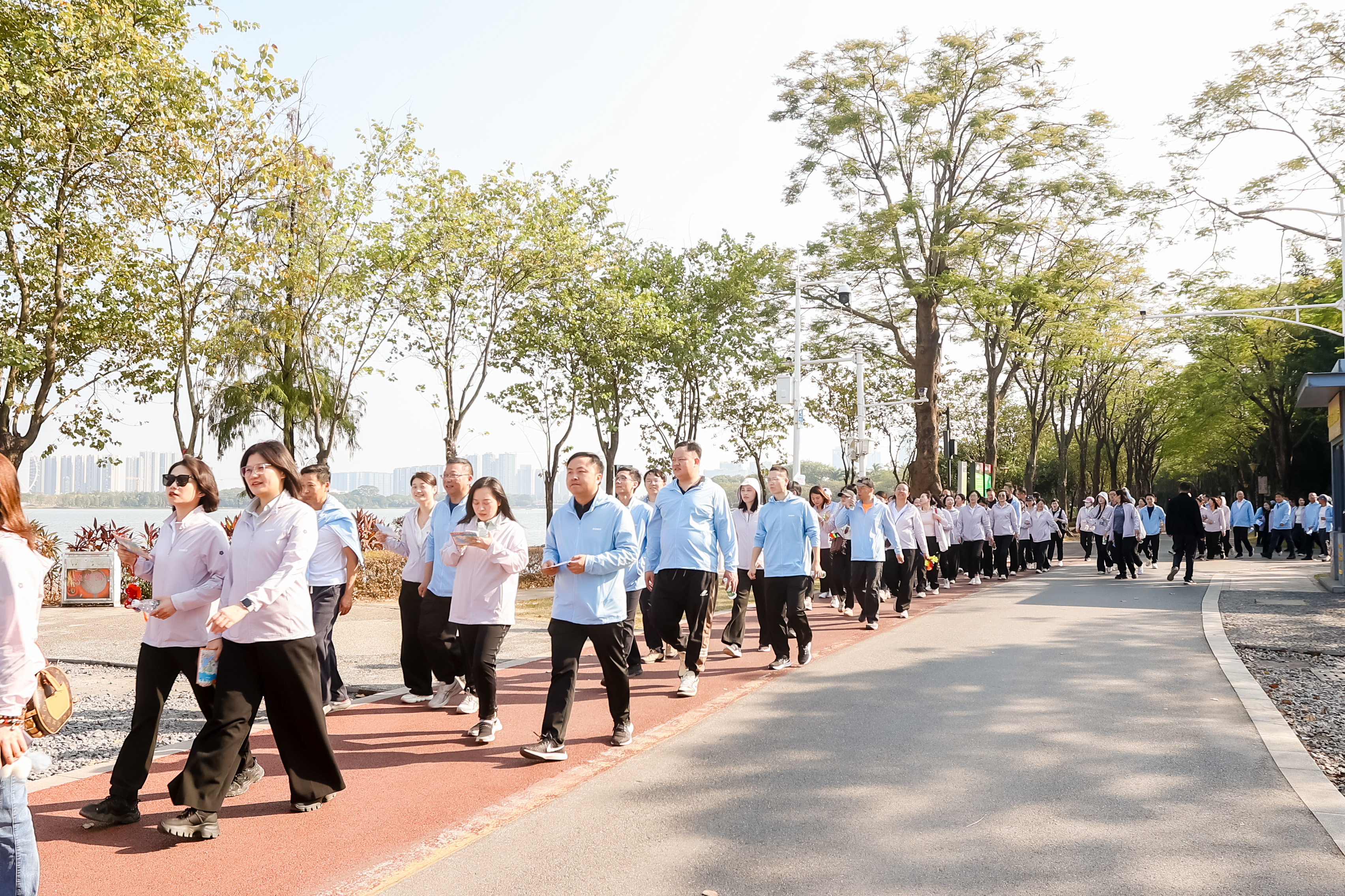 平安银行佛山分行举办“向新而行 向上攀登”2025年综合化经营专项培训暨“平安一家亲”团建拓展活动