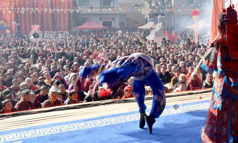 2025年11月27日，在江西景德镇市乐平市众埠镇楼前村临时搭建的舞台上，赣剧演职人员正为四面八方赶来的村民群众表演精彩的赣剧。