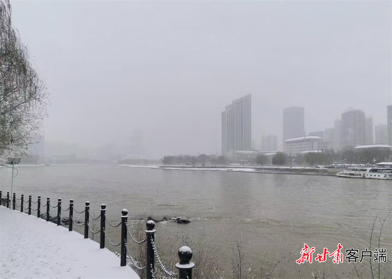 清晨大雪中的兰州