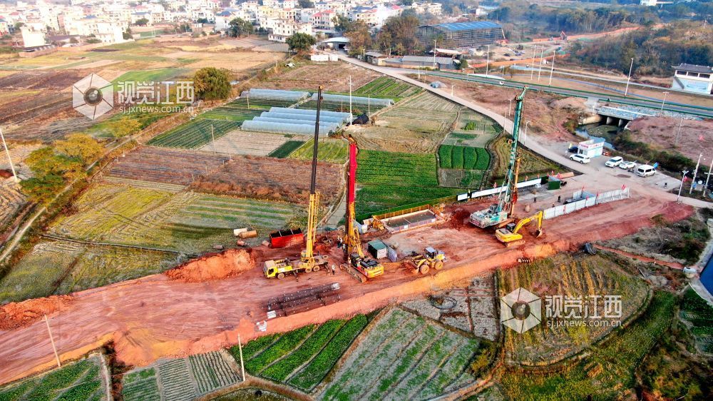 2025年12月8日，在江西省吉安市遂川县泉江镇的长赣高铁遂川段施工现场，机械轰鸣作响，一片繁忙。