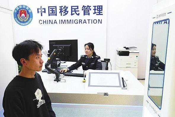 新区公安政务服务中的数智化应用场景越来越多　本版图片除署名外均由兰州新区报记者　史晓峰　摄