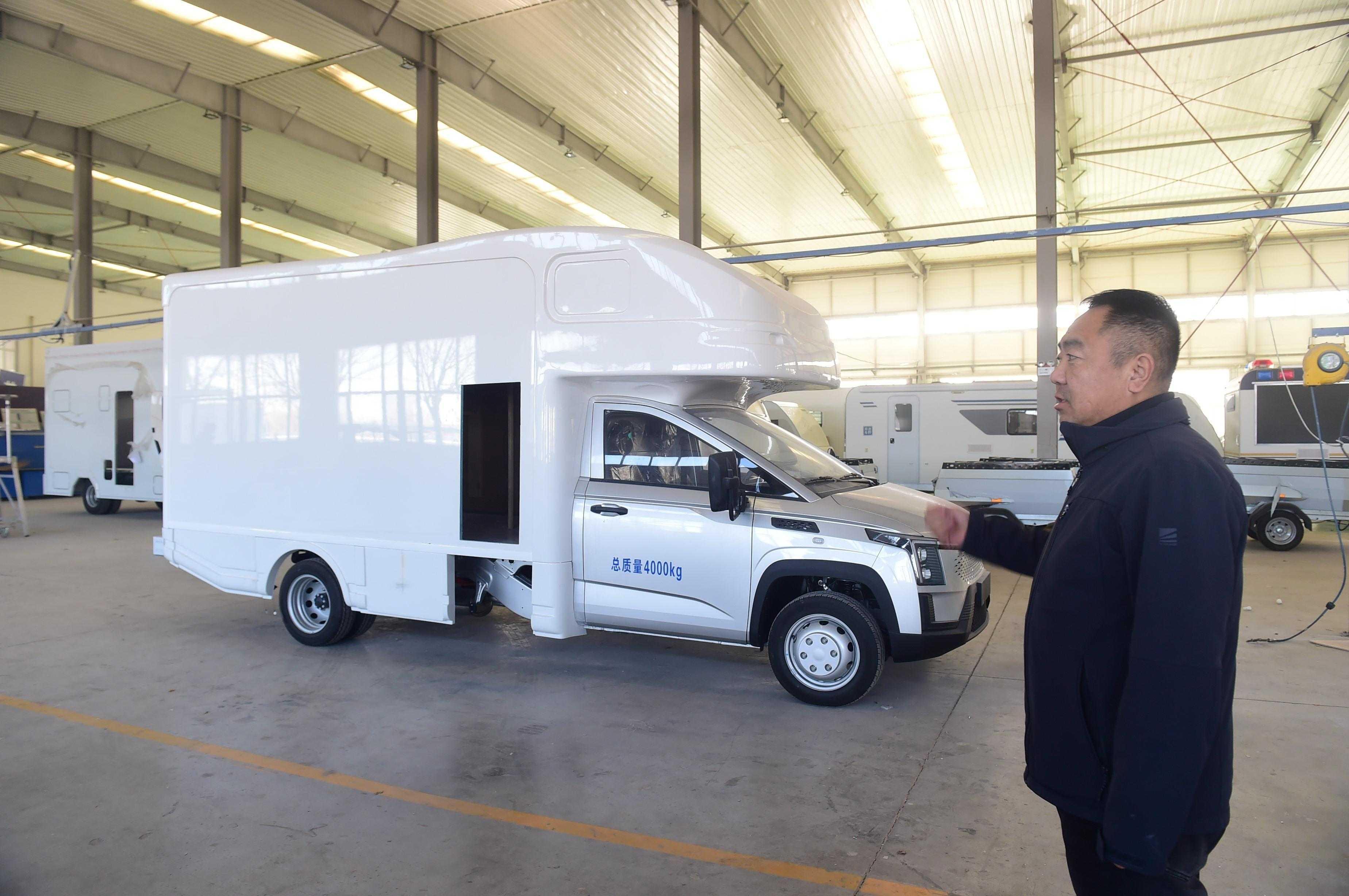 公司负责人在介绍房车产品。