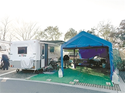 游客正在打扫房车周边卫生