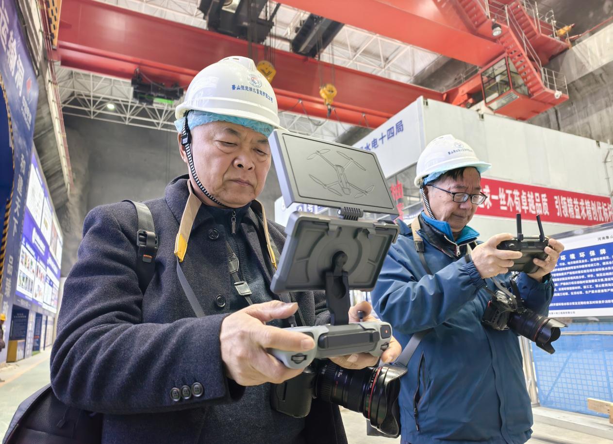 鲁山豫能抽水蓄能有限公司党群纪检部刘主任表示，三地摄影家创作的近千幅专业摄影作品，以艺术化的视角清晰记录了项目建设的点点滴滴，为项目留存了极具价值的影像档案，既彰显了摄影艺术赋能重点工程宣传的力量，也让更多人了解到项目建设对地方发展的重要意义。