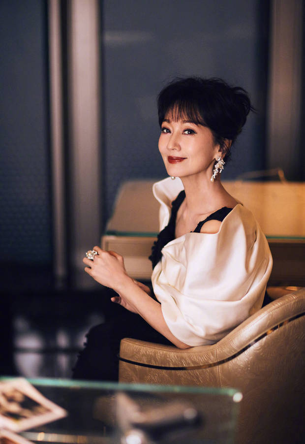 赵雅芝出席时尚活动,侧颜精致。