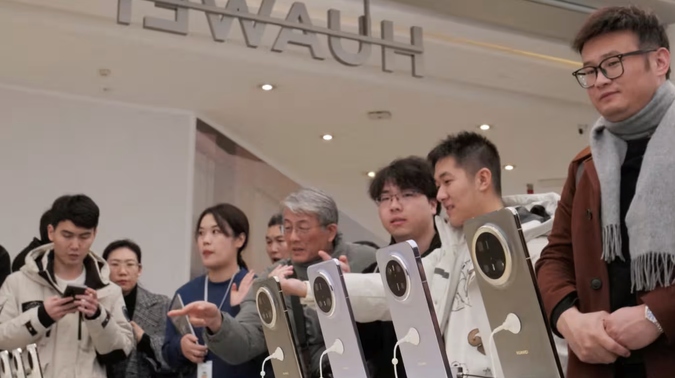 体验华为手机的顾客