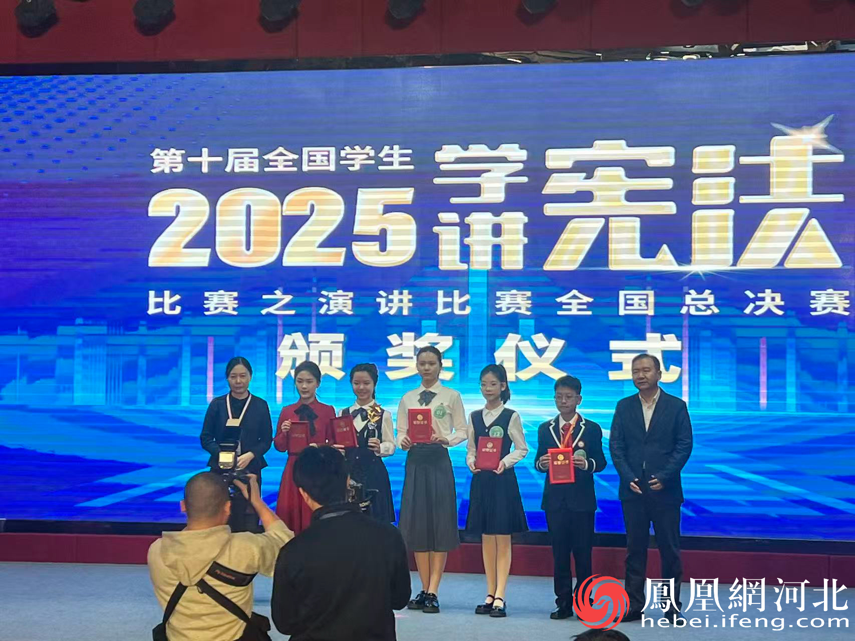 凤凰观察｜从班级讲台到全国赛场：一个秦皇岛女孩的“宪法”演讲之旅