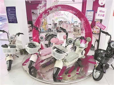 一家门店里销售的新国标电动车