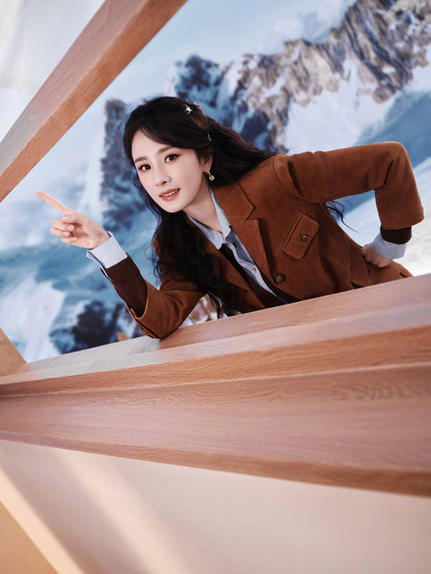 杨幂绽放甜美笑容,俏皮又灵动。