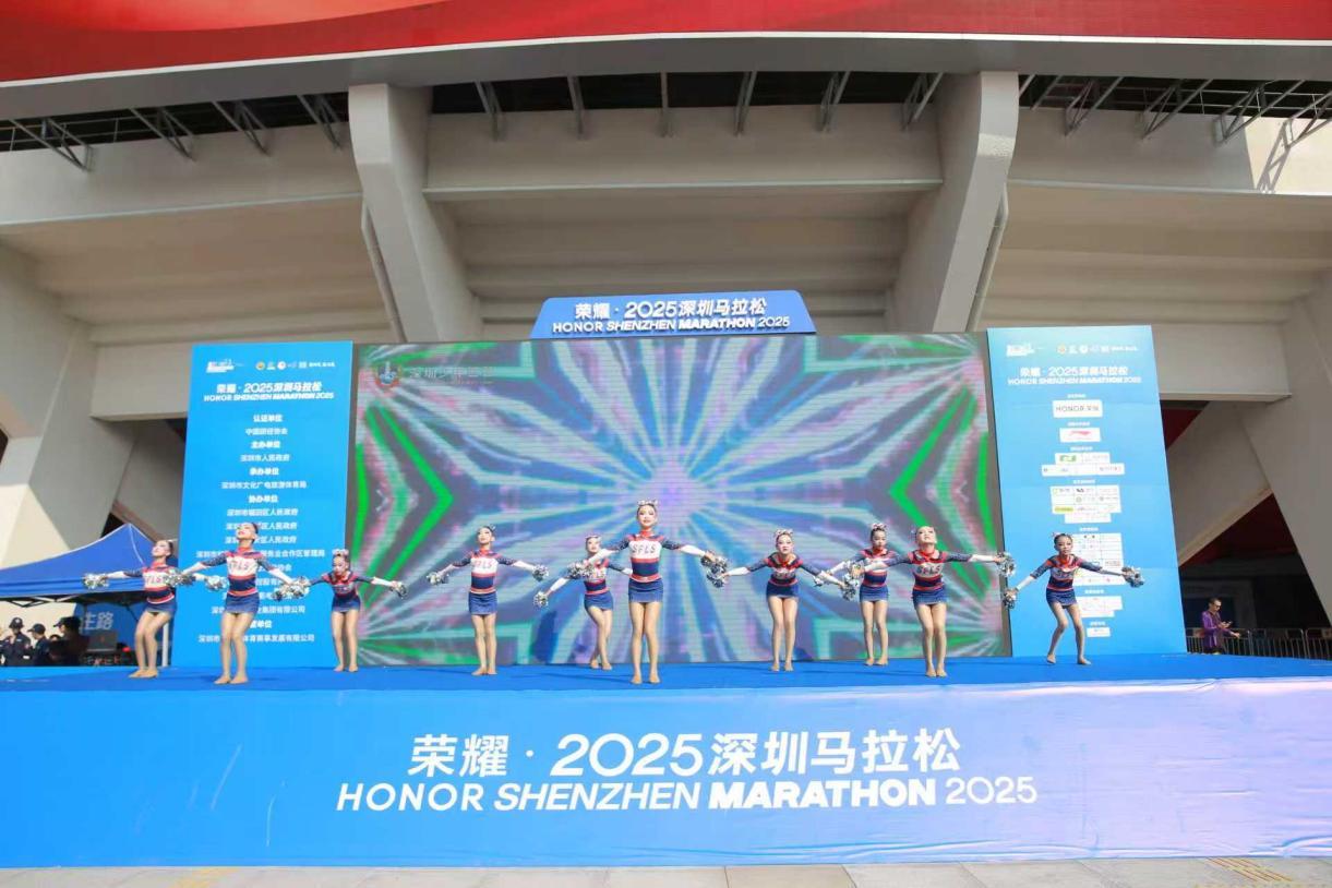 龙华少警在马博会现场带来青春洋溢的《啦啦操》