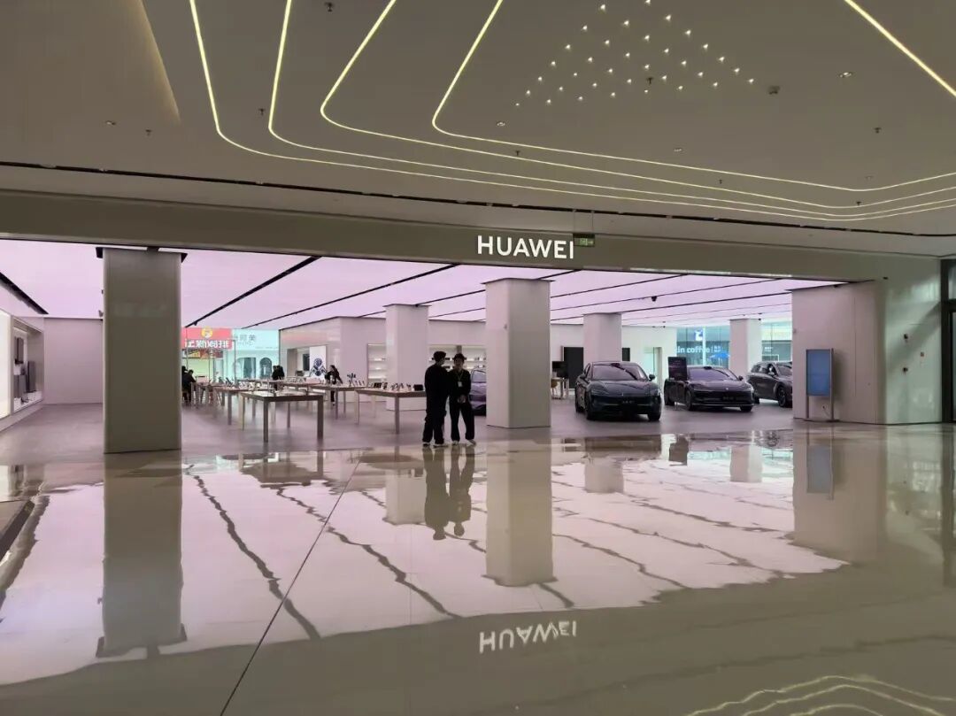 南昌市青山湖区九龙湖团结华为门店。