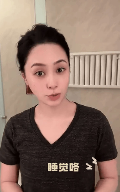 阿娇素颜状态非常好。