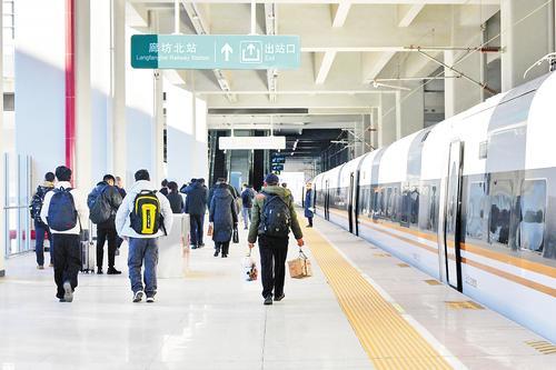 11月27日,在怀兴城际廊坊北站,刚下车的旅客准备出站。 本组图片由本报记者王伟摄