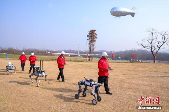 12月11日，中国工业和信息化部联合湖北省人民政府在武汉市组织开展“通信使命—2025”国家应急通信演练。(工信部新闻宣传中心供图)