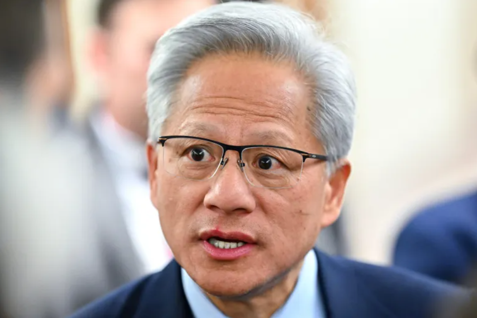 ▎图为英伟达首席执行官黄仁勋。11月下旬,他公开表示美国建设人工智能基础设施的速度太慢,可能在“AI竞赛”当中被中国反超。图源:Getty Images