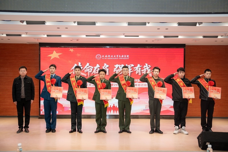 (圖十組圖)為退役復學學子頒發紀念品