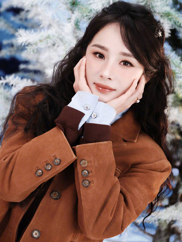 杨幂双手捧脸,秒变可爱甜妹。