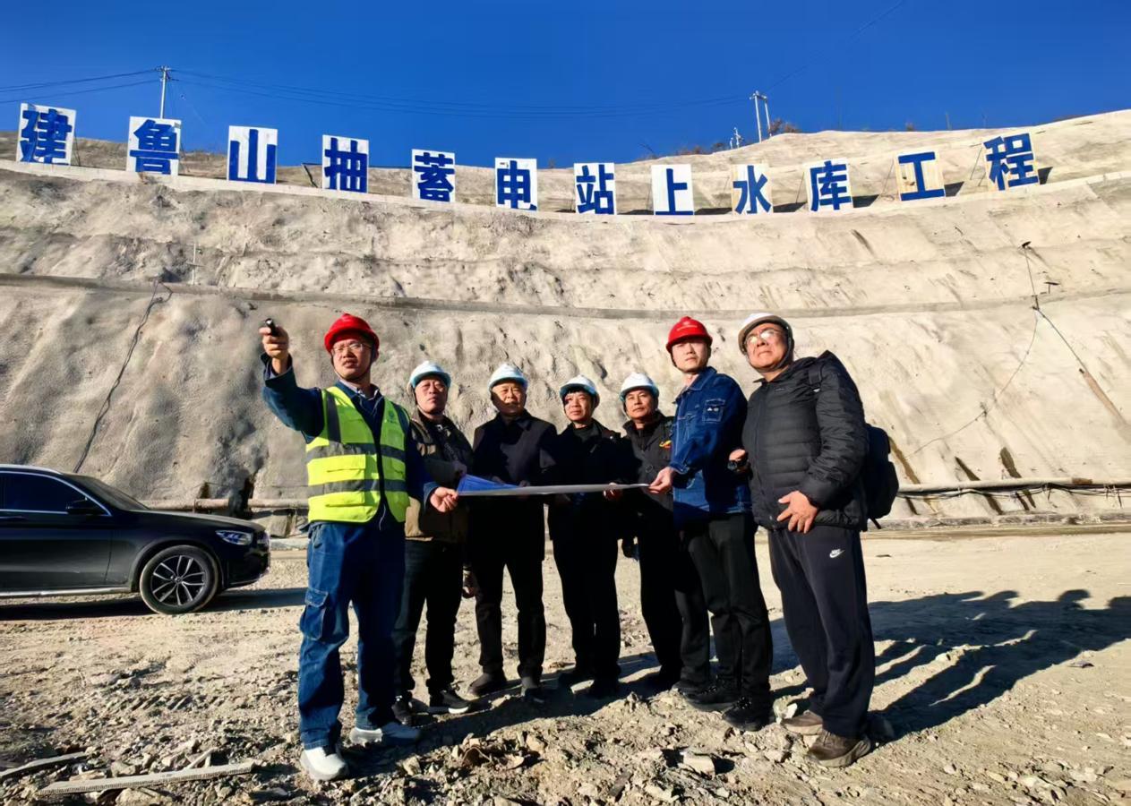 该电站是河南省重点能源工程，建成后将为中原地区能源转型提供重要支撑。摄影：姬守任