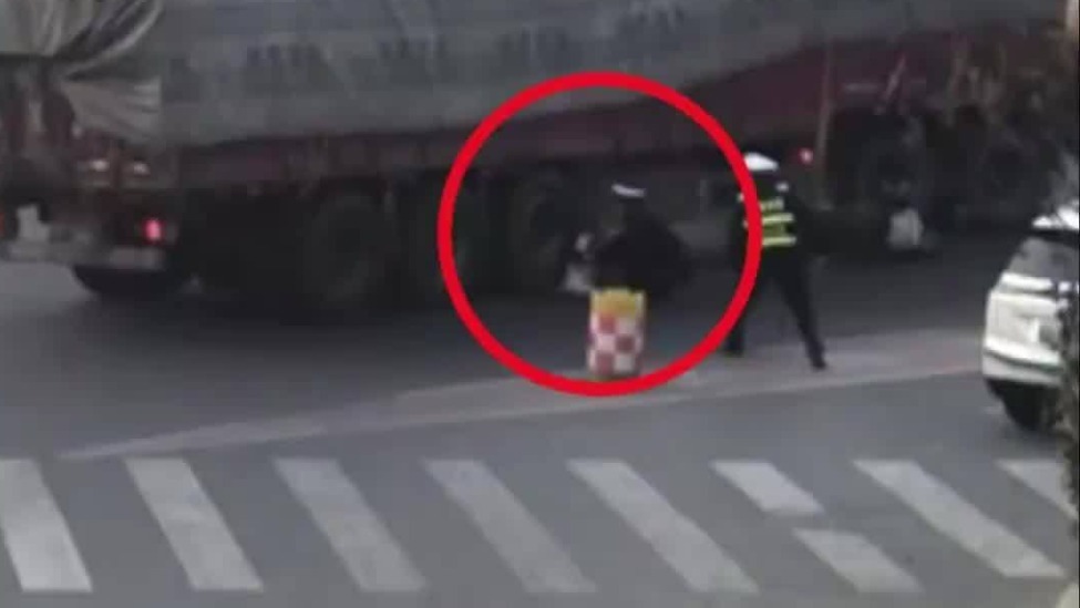 命悬一线！交警一声咆哮救了她的命