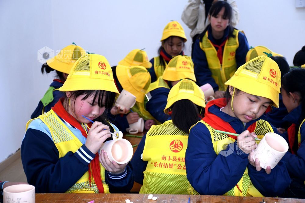 2025年12月9日,江西省抚州市南丰县妇联组织开展的“乐育桔娃·非遗润童心”公益研学活动走进白舍窑工坊,让学生们近距离感受千年古窑艺术带来的独特魅力。