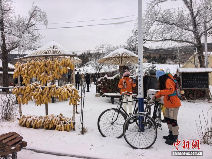 12月12日，游客在“京津冀北极村雪乡——林场时光1962”体验林场生活。　张桂芹 摄