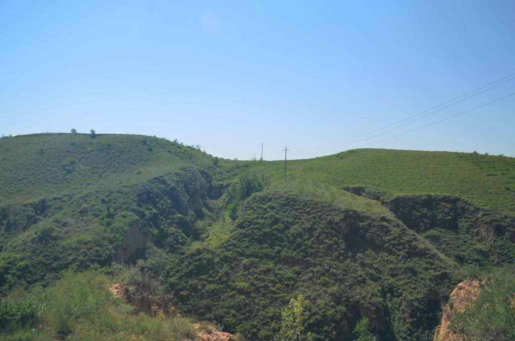 这是此次考古调查发现的秦直道堑山垭口。 榆林市文物保护研究所供图